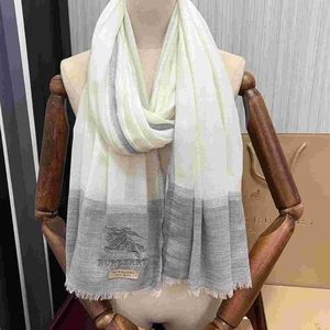 Burberry Women's fashionable knitted scarf to keep warm extremely beautiful